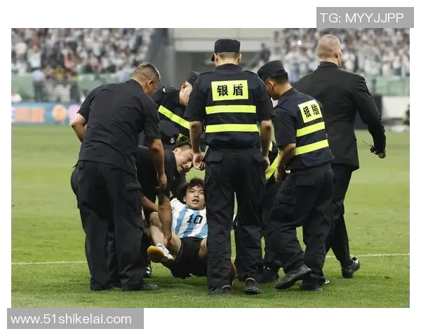 机场足球明星受伤事件引发关注球迷热议运动员安全问题